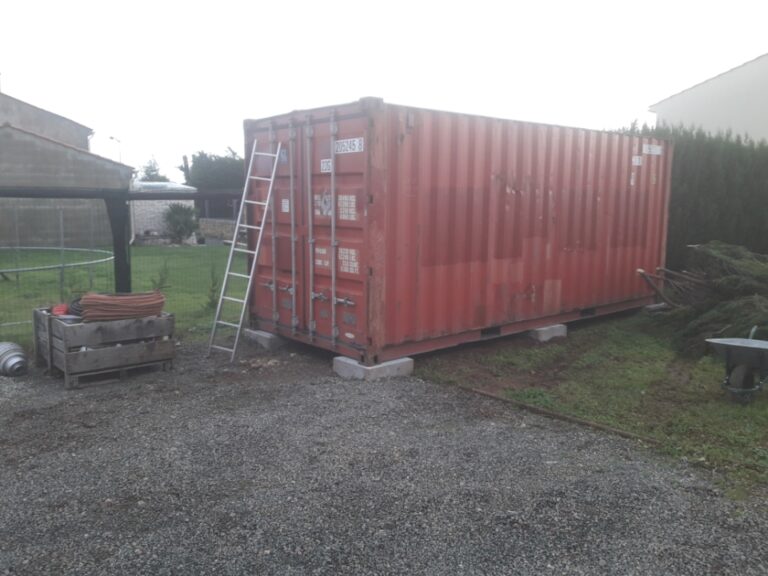 Un container maritime 20 pieds qui servira d'abri de jardin