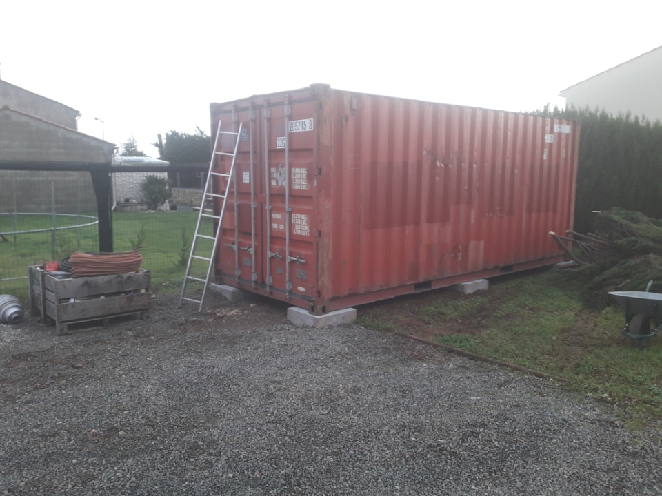 Un container maritime 20 pieds qui servira d'abri de jardin