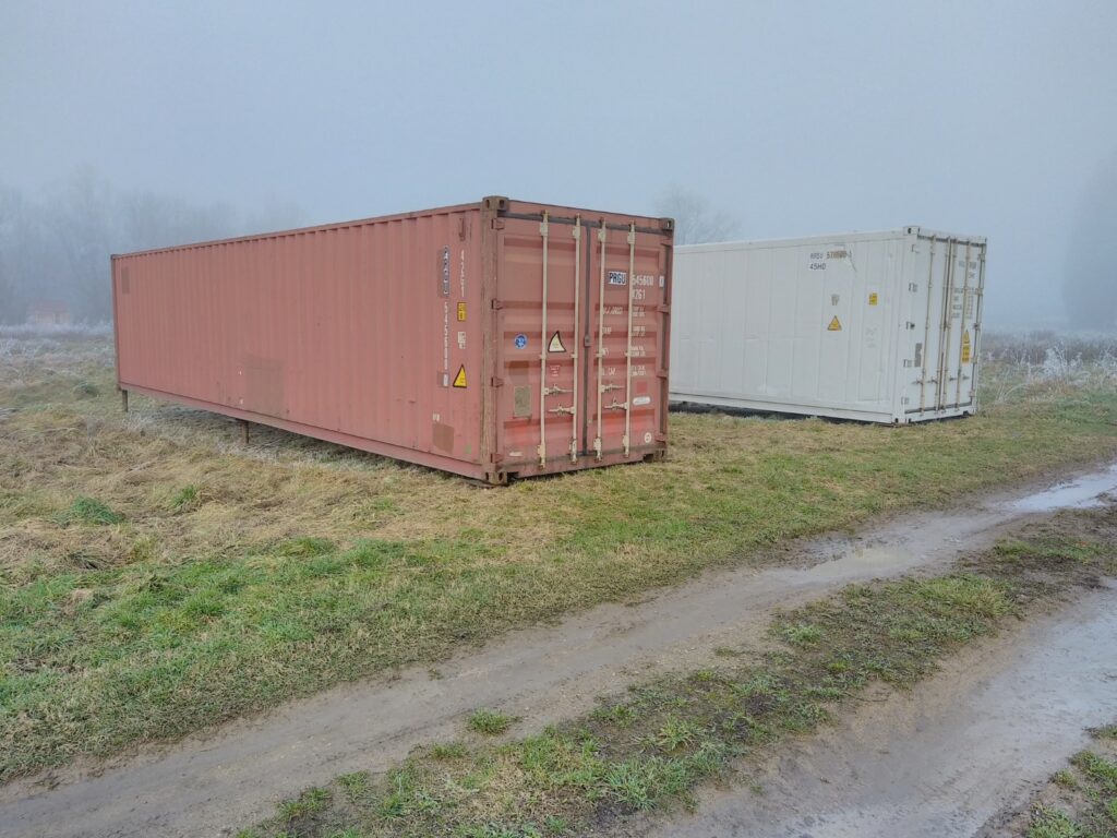 container de stockage posé dans une ferme