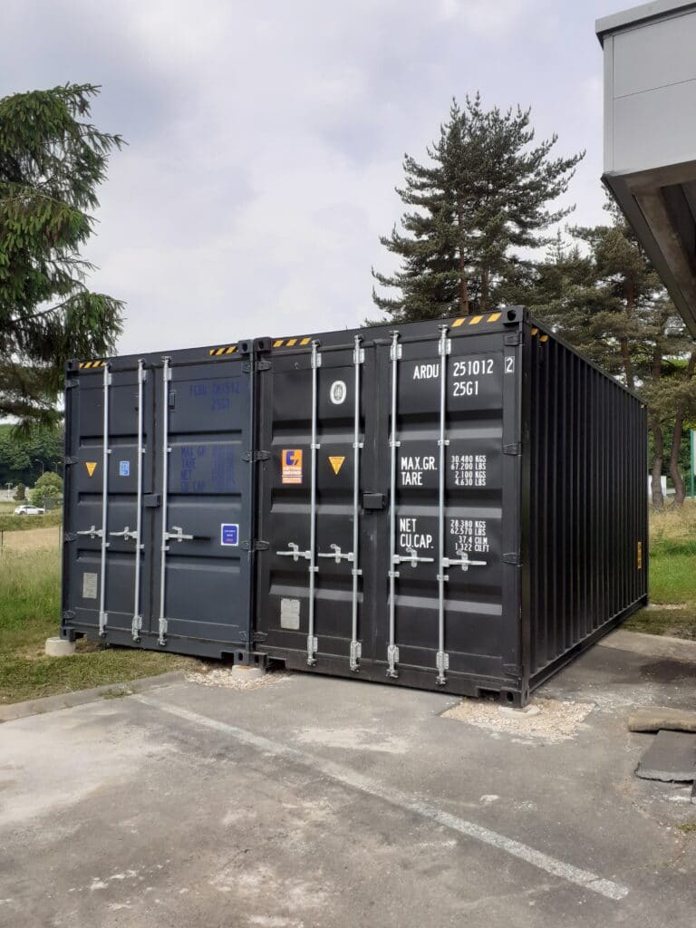 deux containers de stockage qui ont été livrés chez l'association Frip'Vie