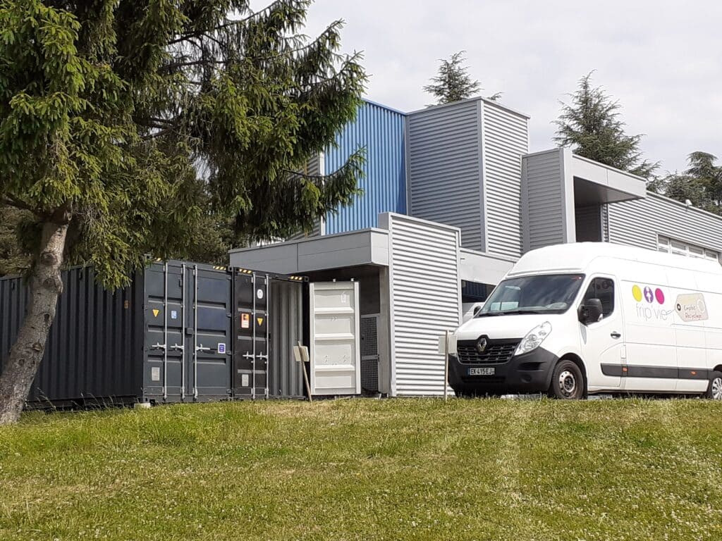 Vue de deux containers de stockage qui ont été livré chez une association