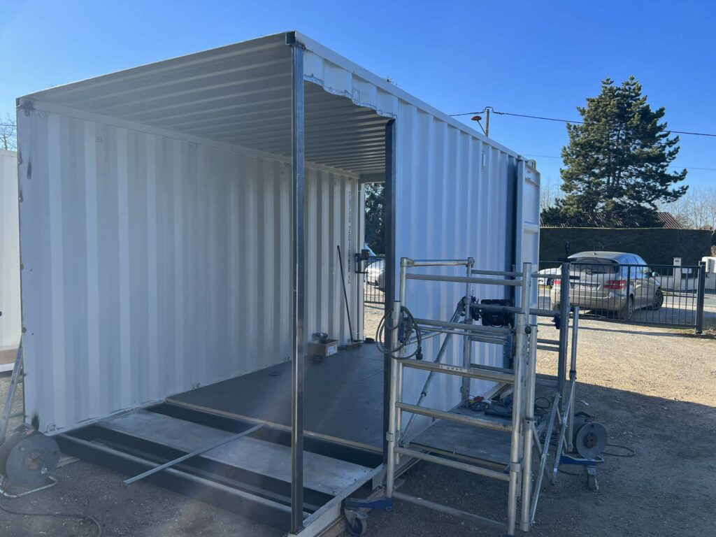 Container maritime en cours de rétrécissement et de renforcement.