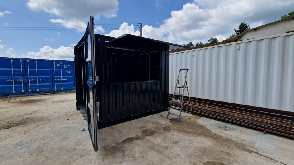 Container de 10 pieds transformé en espace snack, ouvert.