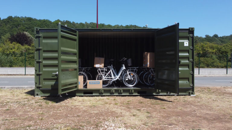 : "Container OPEN SIDE d'In'Box Group, ouvert et rempli de vélos électriques, situé à Le Grand Périgueux.