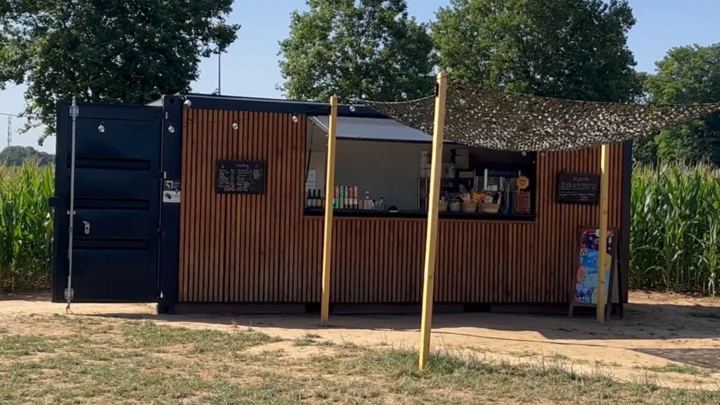 Container noir aménagé en point de vente, habillé de bois au Pop Corn Labyrinthe de Strasbourg.