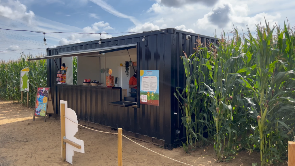 Container noir aménagé en point de vente au Pop Corn Labyrinthe de Caen.