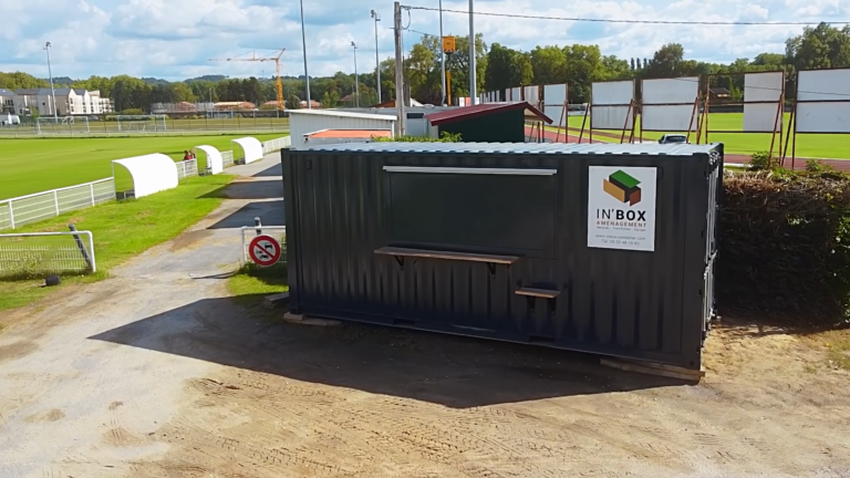 Container snack 20 pieds noir, fermé et positionné sur le lieu du Boulette Rugby Festival à Trélissac.