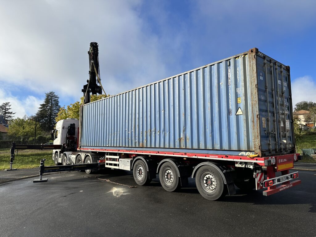 Livraison du container maritime 40 pieds HIGH CUBE sur le site du chantier à Ribérac.