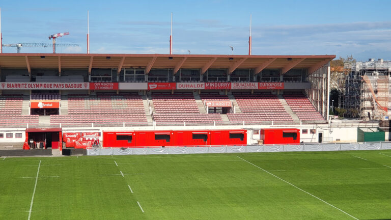 Containers rouges transformés en espaces de restauration au Stade Aguilera de Biarritz.