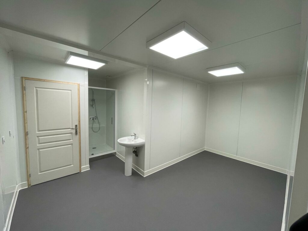 Vestiaires containers aménagés Macau avec douche et lavabo pour service technique municipal Gironde