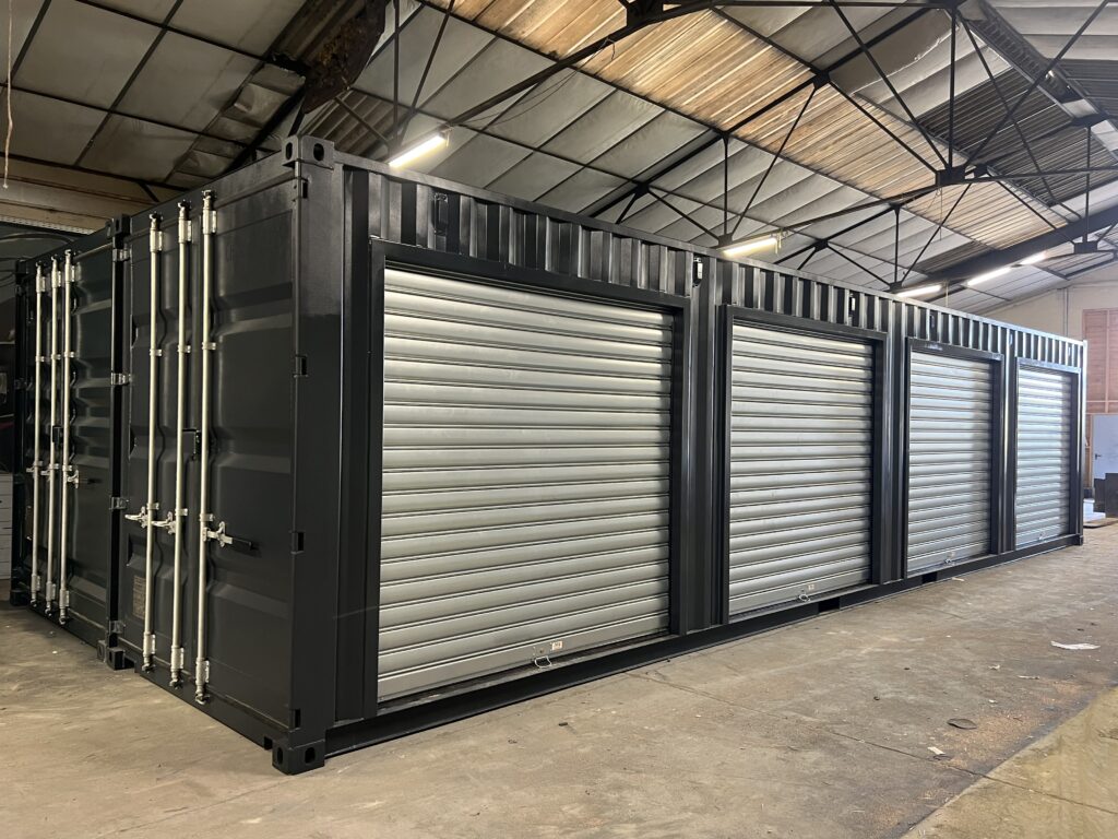 Garages containers avec rideaux métalliques installés en atelier In'Box Container