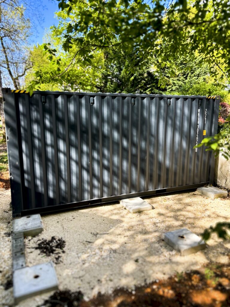 Garage containers 28m² gris anthracite installé dans jardin résidentiel à Trélissac Dordogne
