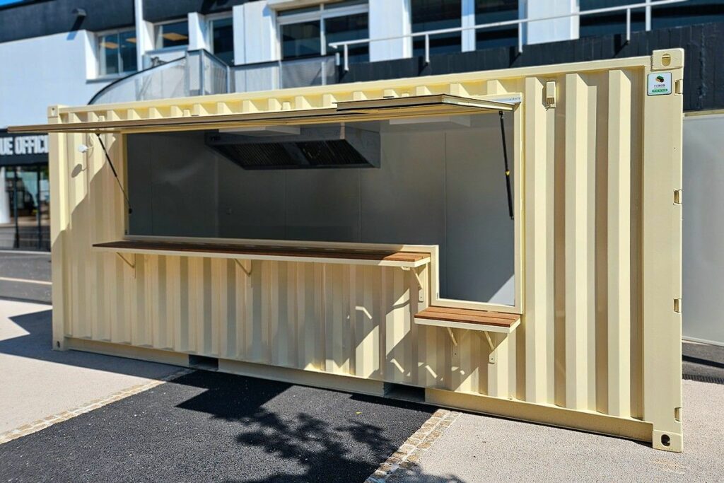 Container snack jaune 20 pieds avec comptoir en bois et hotte aspirante pour burgers maison au stade du CA Brive