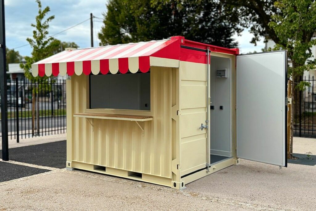 Container snack rouge 10 pieds avec store à rayures pour gaufres et crêpes installé près de la zone enfants au stade du CA Brive
