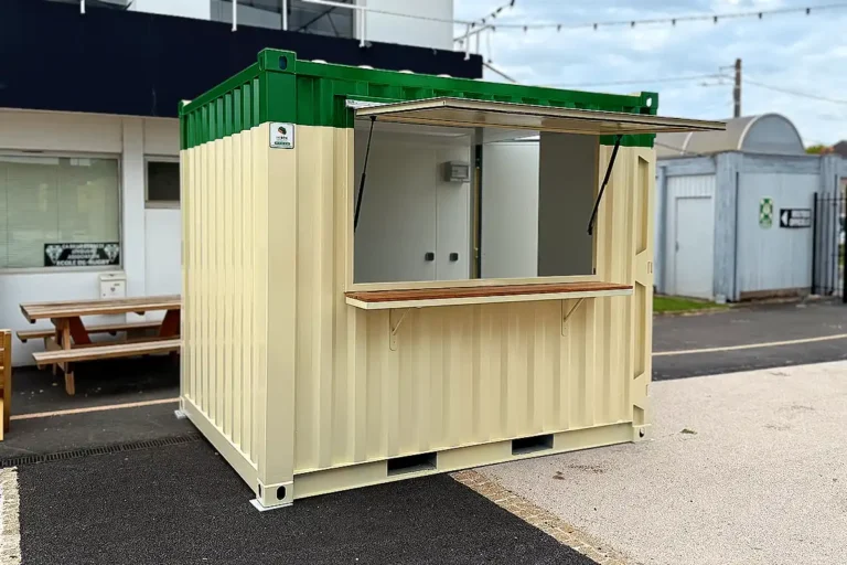 Container snack vert 10 pieds avec paroi basculante installé dans la fan zone du CA Brive au stade Amédée-Domenech