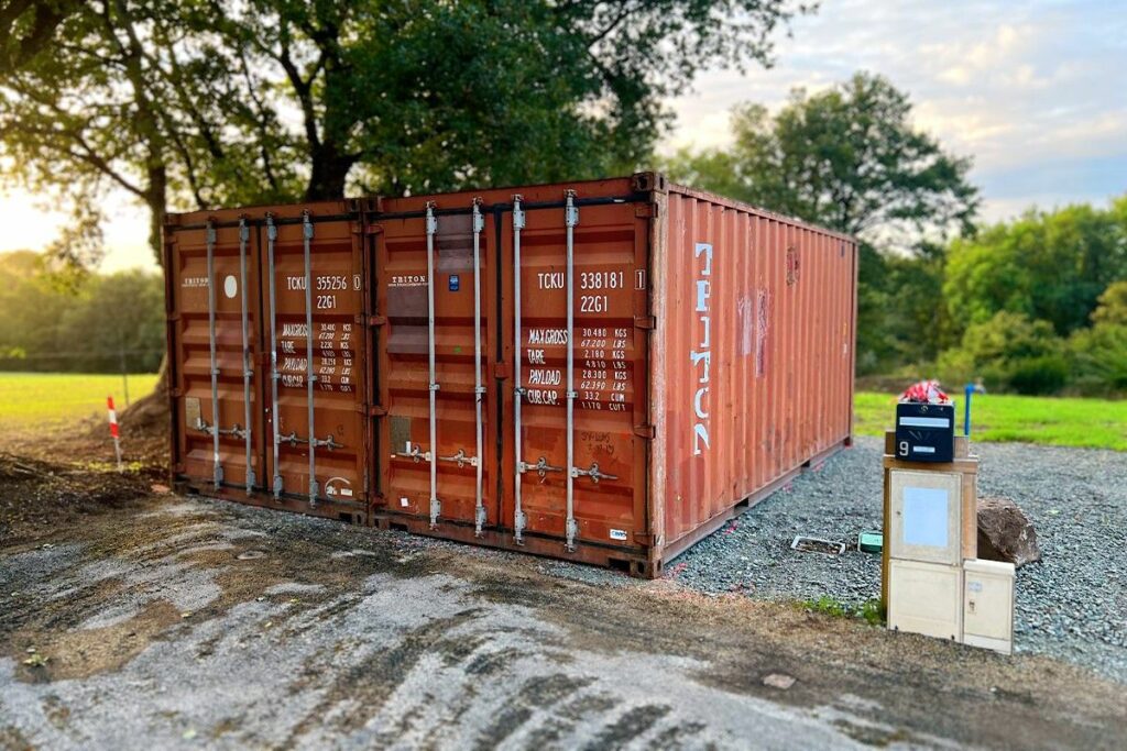 Vue rapprochée de deux containers maritimes 20 pieds installés pour stockage à Pompaire dans les Deux-Sèvres