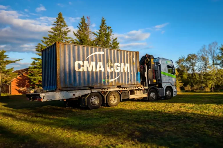 Container maritime 20 pieds CMA CGM sur camion grue avant déchargement à Campagnac-lès-Quercy en Dordogne
