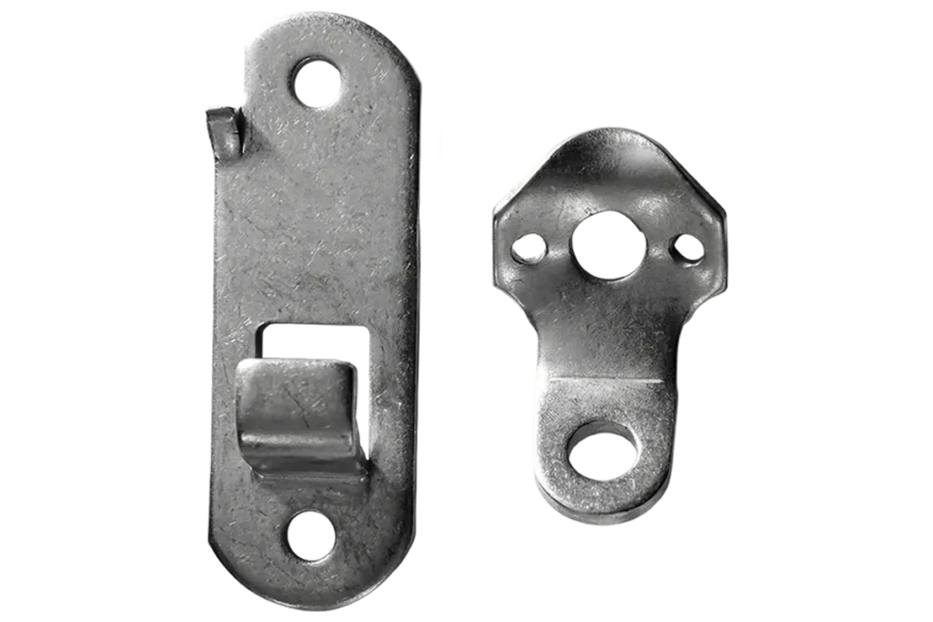 Kit de retenue de poignée pour conteneur maritime, composé d'un loquet (Retainer Catch) et d'une platine (Retainer Plate) en acier galvanisé.
