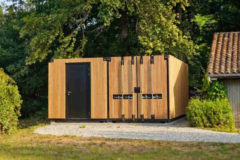 Abri de jardin en container habillé de bardage bois, avec portes doubles, réalisé à Calviac en Dordogne