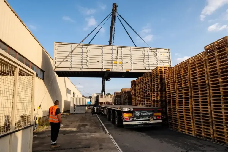 Container 40 pieds open side gris clair grué au-dessus de la remorque chez Smurfit Westrock à Saint-Seurin-sur-l'Isle (33)