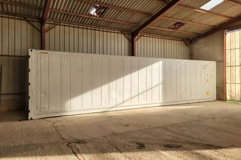 Container frigorifique 40 pieds isotherme blanc aménagé en chambre froide dans le hangar de l'EARL Bouy-Philippon, Marne