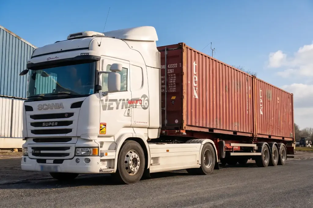 Deux containers 20 pieds d'occasion sur semi Veynat livrés à CIP à Saint-Martial-d'Artenset, Dordogne