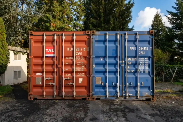 Deux containers maritimes 20 pieds d'occasion posés côte à côte à Souillac, dans le Lot
