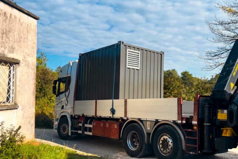 Container technique 10 pieds gris à grilles de ventilation, livré par camion-grue pour ADF à Vitrolles