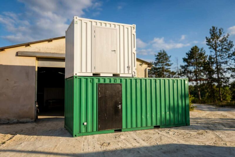 Poste de contrôle container sur-mesure en configuration bi-bloc vert et blanc, aménagé pour MK Energies en Sarthe