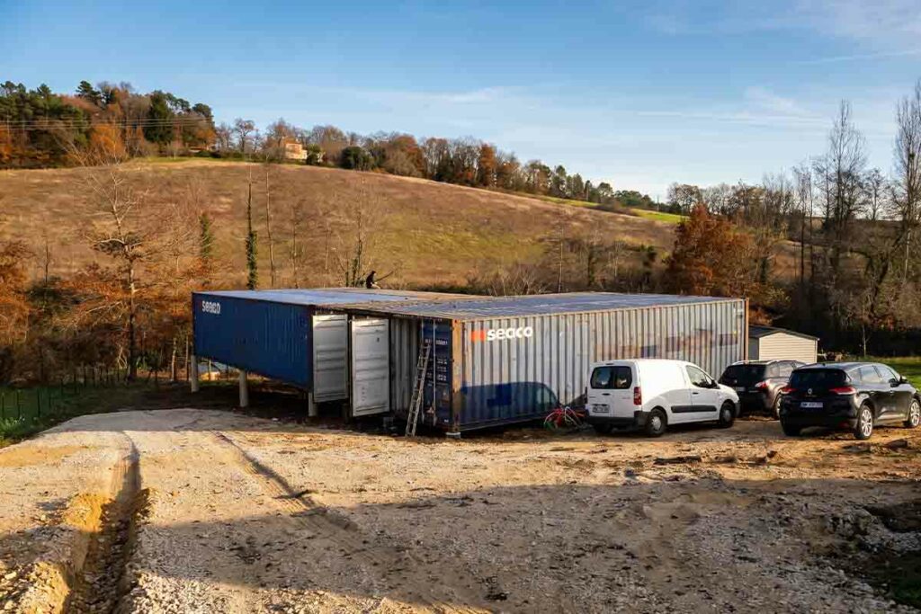 Deux containers maritimes 40 pieds d'occasion surélevés sur plots béton face aux coteaux du Périgord