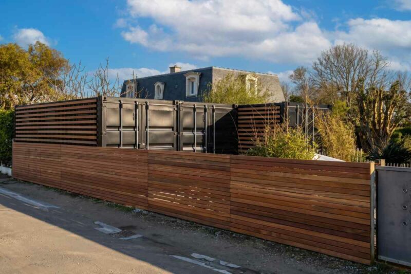 Container maritime aménagé en garage, structure renforcée et baies vitrées coulissantes, réalisé dans la Manche