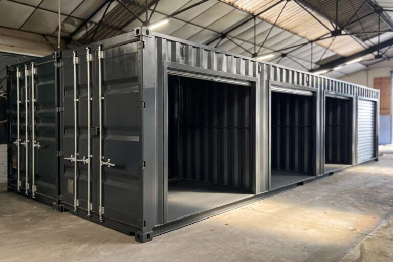 Deux containers 40 pieds high cube gris aménagés en garages, avec grande ouverture latérale, à Priziac dans le Morbihan