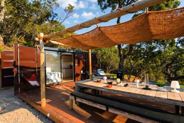 Gîte en container 20 pieds à La Môle dans le Var, terrasse en bois, pergola voile d'ombrage et petite piscine