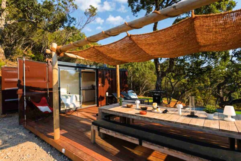 Gîte en container 20 pieds à La Môle dans le Var, terrasse en bois, pergola voile d'ombrage et petite piscine