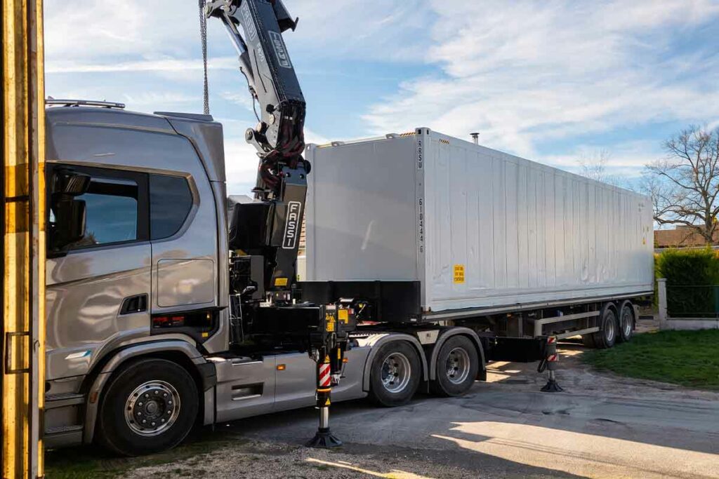 Livraison d'un container frigorifique 40 pieds isotherme sur semi-remorque à bras grue dans la Marne