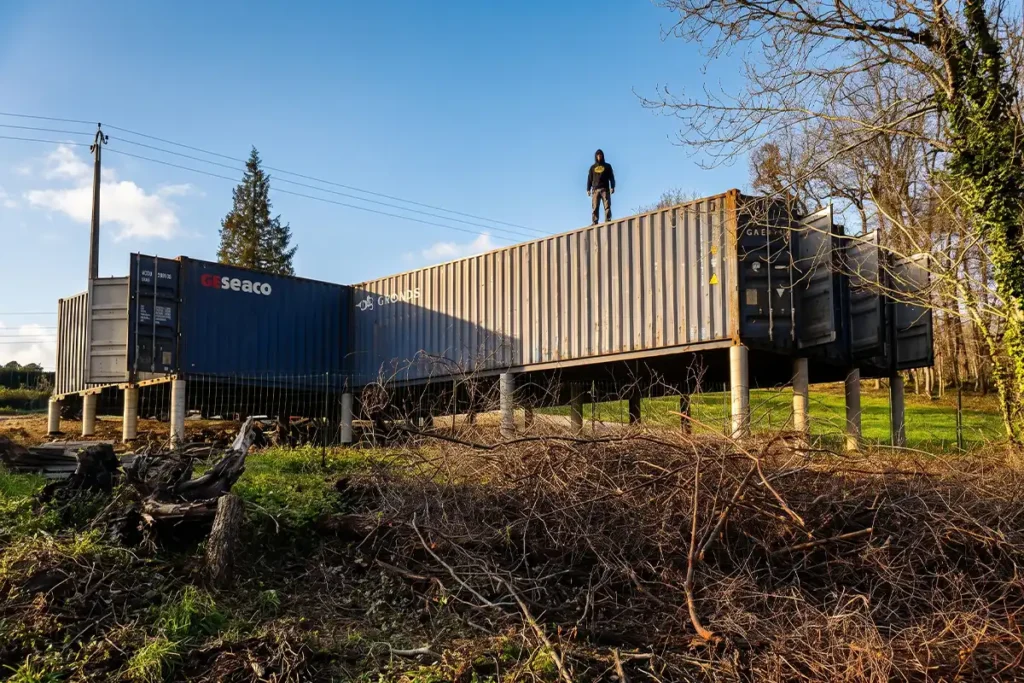 Containers 40 pieds posés sur plots béton pour une maison container en Dordogne, à Chantérac