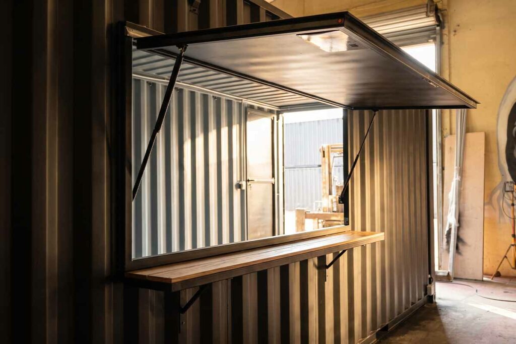 Paroi basculante sur vérins gaz et comptoir bois, container aménagé à l'atelier de Coulounieix-Chamiers (24)