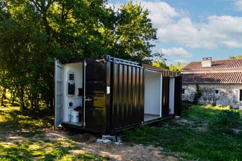 Container 20 pieds premier voyage aménagé en pool-house, à Saint-Jean-de-Duras dans le Lot-et-Garonne