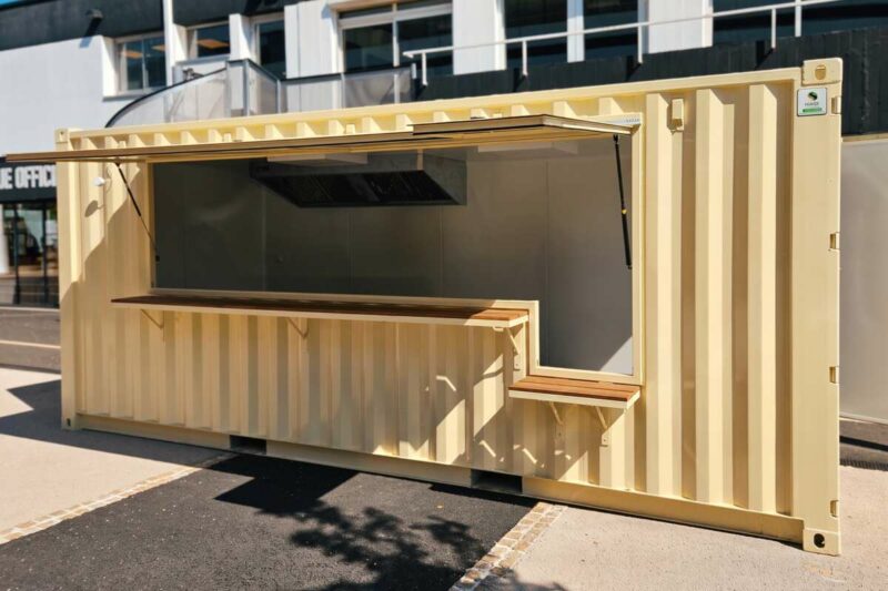 Container snack 20 pieds crème ouvert, comptoir bois et cuisine, aux couleurs du CA Brive à Brive-la-Gaillarde