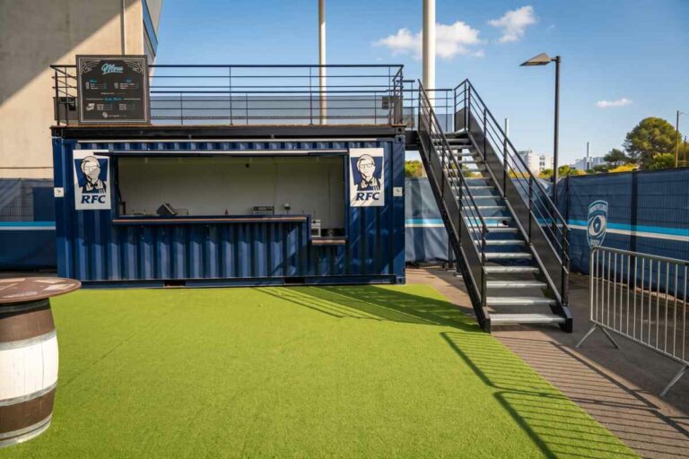 Container snack aux couleurs du MHR avec toit-terrasse et escalier, installé au GGL Stadium de Montpellier