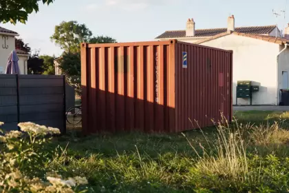 Container de stockage 20 pieds d'occasion posé sur un terrain à Médis, en Charente-Maritime