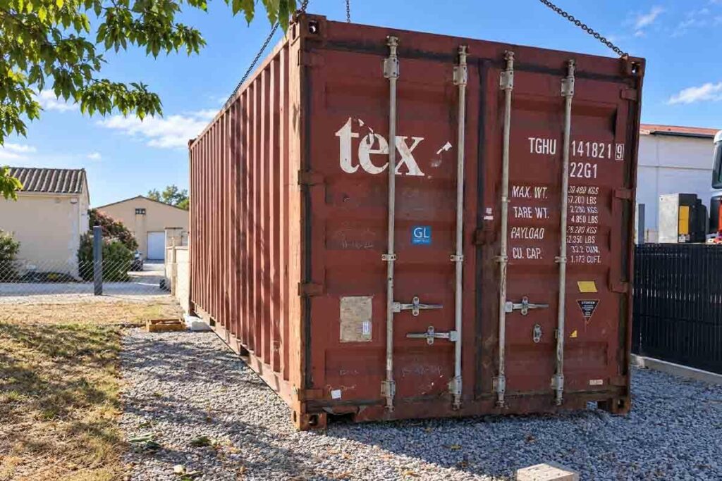 Porte d'un container 20 pieds d'occasion avec son marquage TGHU 141821 9 et le code ISO 22G1, à Gimeux