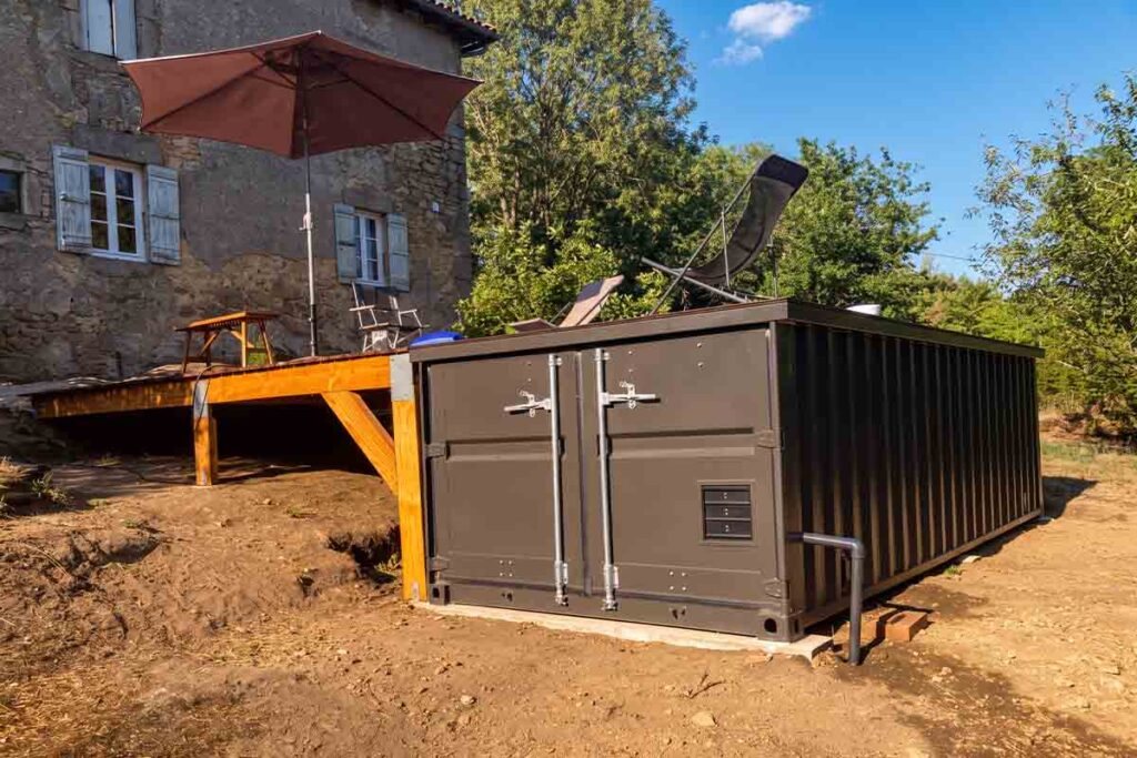 Bout d'une piscine container avec les deux portes du local technique et sa grille d'aération, à Abjat-sur-Bandiat (24)